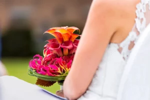 Bouquet de mariée coloré pour un mariage en plein air organisé par Emolto Events au Château de Petit-Leez.