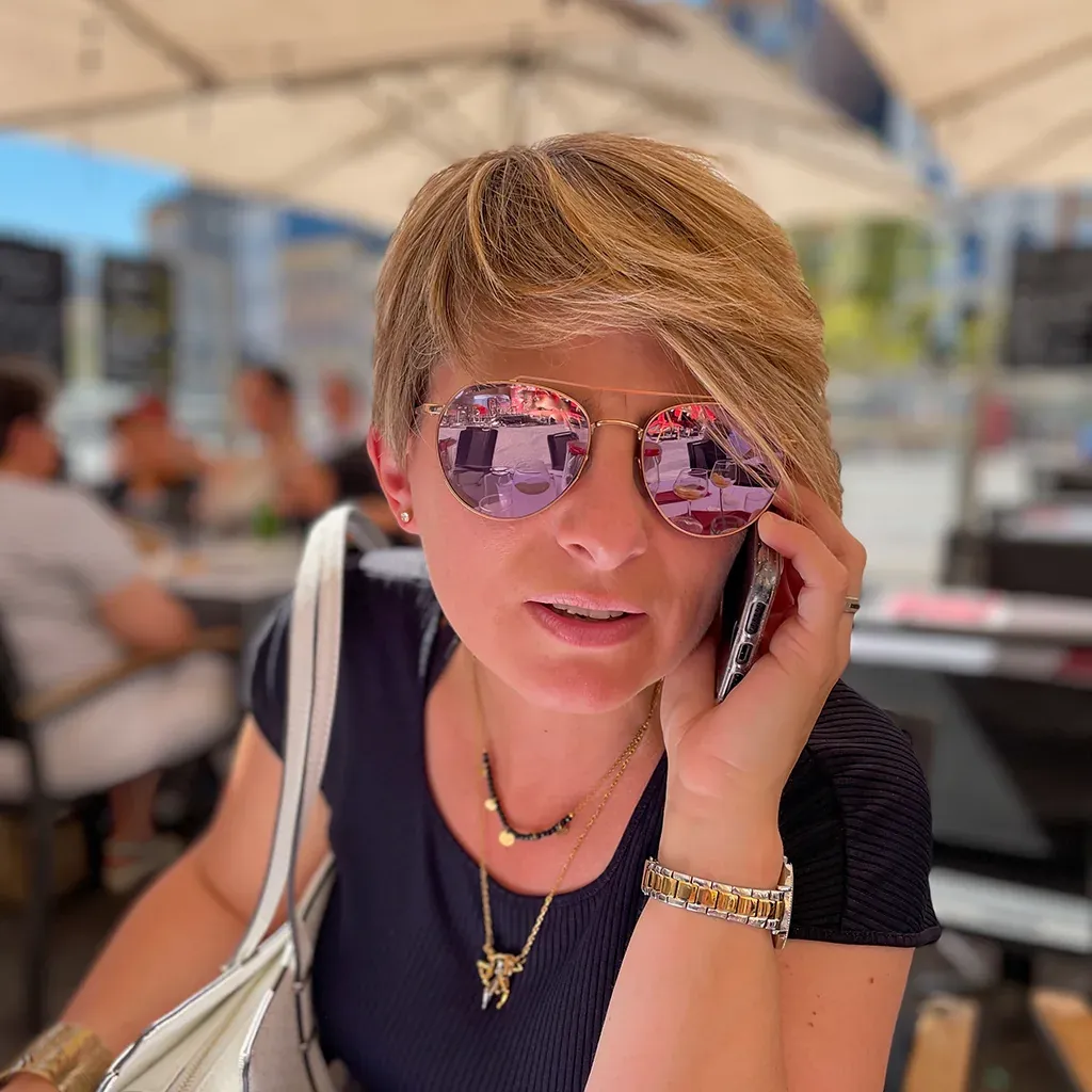 Responsable événementielle d’Emolto Events en coordination avec un client lors d’un événement privé.